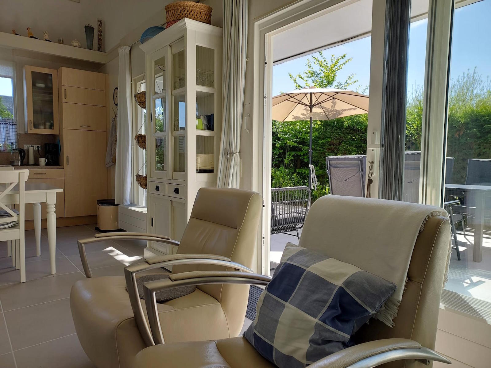 Wohnzimmerbreich und Blick auf die Terrasse