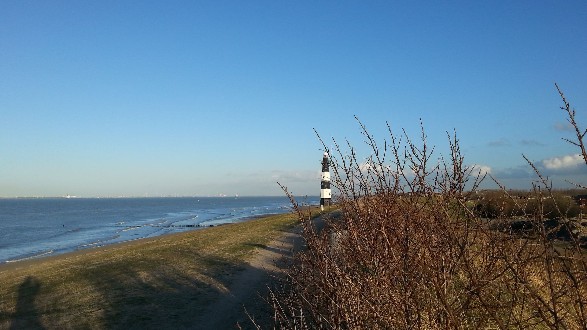 Deich mit Leuchtturm bei Breskens